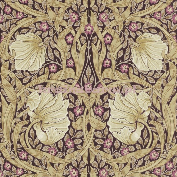 Klasyczna tapeta z kwiatem i liśćmi w beżach, na ciemnym bordowym tle z różowym kwiatkiem