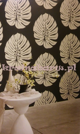 Tapeta botaniczna z dużymi tropikalnymi  liśćmi monstery na granatowym tle