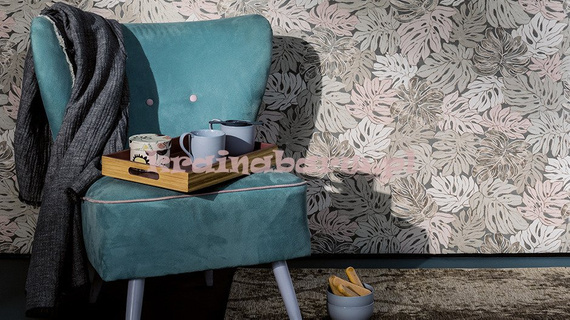 Tapeta z dużymi wytłaczanymi liśćmi monstery w beżach iz nutką szarości