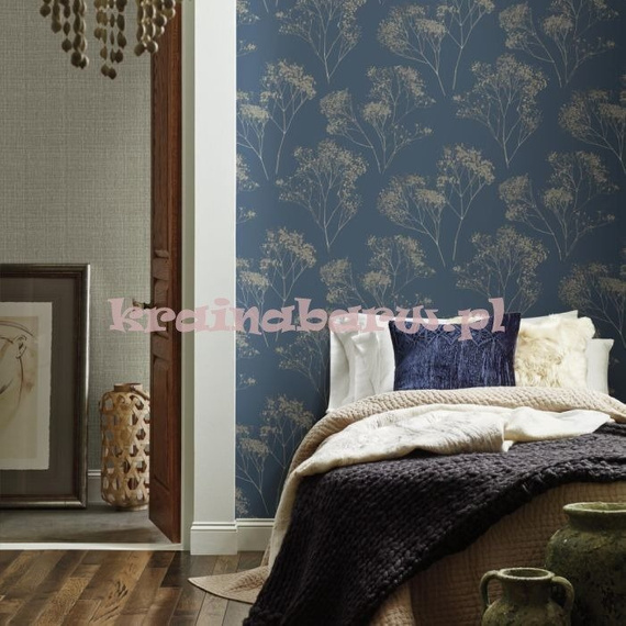 Tapeta botaniczna z gałązkami drobnych kwiatów na niebieskim tle