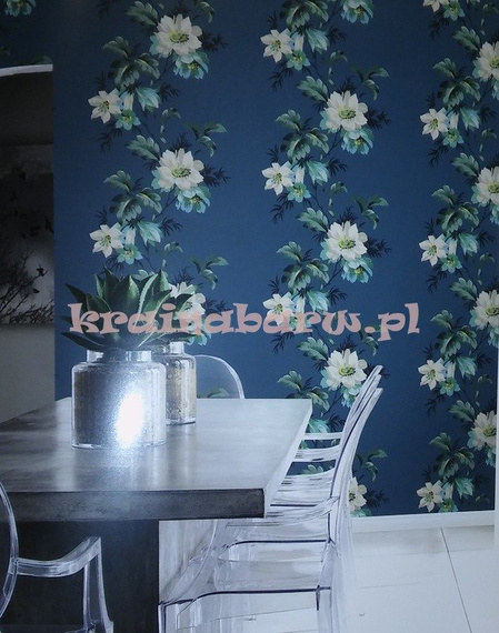 Tapeta z wzorem dużych tropikalnych kwiatów na głębokim zielono niebieskim tle